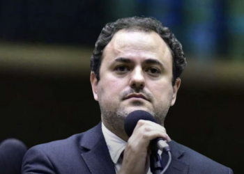 Plenário da Câmara aplica suspensão de seis meses ao deputado Glauber Braga (PSOL-RJ) por agressão a membro do MBL, mantendo seu mandato e direitos políticos. A cassação foi rejeitada.