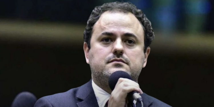 Plenário da Câmara aplica suspensão de seis meses ao deputado Glauber Braga (PSOL-RJ) por agressão a membro do MBL, mantendo seu mandato e direitos políticos. A cassação foi rejeitada.