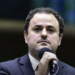 Plenário da Câmara aplica suspensão de seis meses ao deputado Glauber Braga (PSOL-RJ) por agressão a membro do MBL, mantendo seu mandato e direitos políticos. A cassação foi rejeitada.