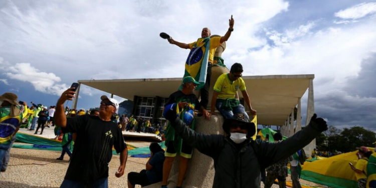 A Justiça argentina autorizou a extradição de cinco brasileiros condenados pelos ataques golpistas de 8 de janeiro de 2023. Antes de retornarem ao Brasil, eles passarão por julgamento de extradição no país vizinho.
