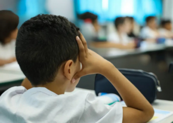 O orientador educacional desempenha papel estratégico nas escolas brasileiras, auxiliando estudantes no aprendizado, bem-estar emocional e planejamento de futuro, reforçando a importância da escuta e do acolhimento.