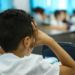 O orientador educacional desempenha papel estratégico nas escolas brasileiras, auxiliando estudantes no aprendizado, bem-estar emocional e planejamento de futuro, reforçando a importância da escuta e do acolhimento.