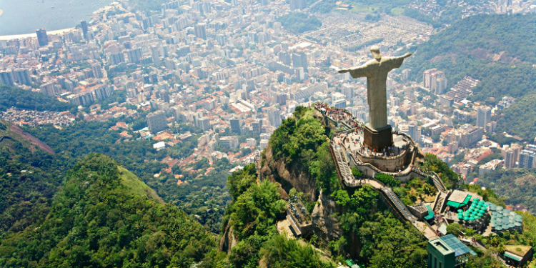 O Rio de Janeiro se prepara para um fim de semana quente e ensolarado, com temperaturas entre 17°C e 34°C, céu parcialmente nublado e baixa chance de chuva.