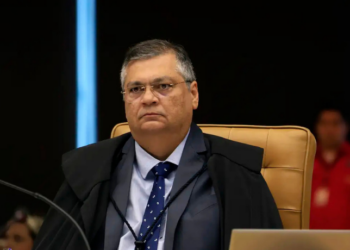 Ministro Flávio Dino determina suspensão imediata das emendas de Eduardo Bolsonaro e Alexandre Ramagem, que estão nos EUA e não exercem funções parlamentares. Medida segue para análise do plenário do STF.
