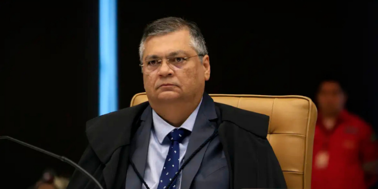 Ministro Flávio Dino determina suspensão imediata das emendas de Eduardo Bolsonaro e Alexandre Ramagem, que estão nos EUA e não exercem funções parlamentares. Medida segue para análise do plenário do STF.
