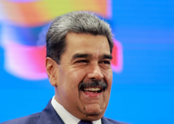 Militares dos EUA apreendem petroleiro venezuelano em águas internacionais; Caracas reage e acusa Washington de pirataria. Episódio aumenta tensão diplomática e impacta preços do petróleo.