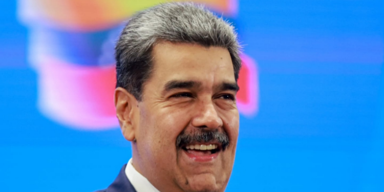 Militares dos EUA apreendem petroleiro venezuelano em águas internacionais; Caracas reage e acusa Washington de pirataria. Episódio aumenta tensão diplomática e impacta preços do petróleo.