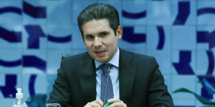 Jornalistas são retirados do plenário da Câmara durante protesto de deputado Glauber Braga. Fenaj e ABI criticam ação e apontam violação à liberdade de imprensa.