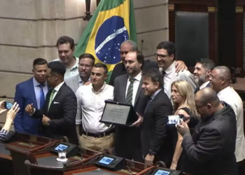 Carlos Bolsonaro renuncia à Câmara Municipal do Rio de Janeiro para se dedicar à pré-candidatura ao Senado por Santa Catarina. Veja detalhes do anúncio e próximos passos.
