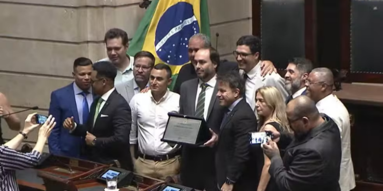 Carlos Bolsonaro renuncia à Câmara Municipal do Rio de Janeiro para se dedicar à pré-candidatura ao Senado por Santa Catarina. Veja detalhes do anúncio e próximos passos.