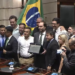 Carlos Bolsonaro renuncia à Câmara Municipal do Rio de Janeiro para se dedicar à pré-candidatura ao Senado por Santa Catarina. Veja detalhes do anúncio e próximos passos.