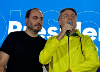 O anúncio da pré-candidatura presidencial de Flávio Bolsonaro impacta o mercado financeiro e acelera a articulação política dentro do Partido Liberal, segundo familiares e publicações do senador.