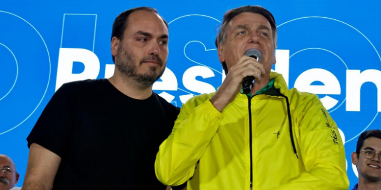 O anúncio da pré-candidatura presidencial de Flávio Bolsonaro impacta o mercado financeiro e acelera a articulação política dentro do Partido Liberal, segundo familiares e publicações do senador.