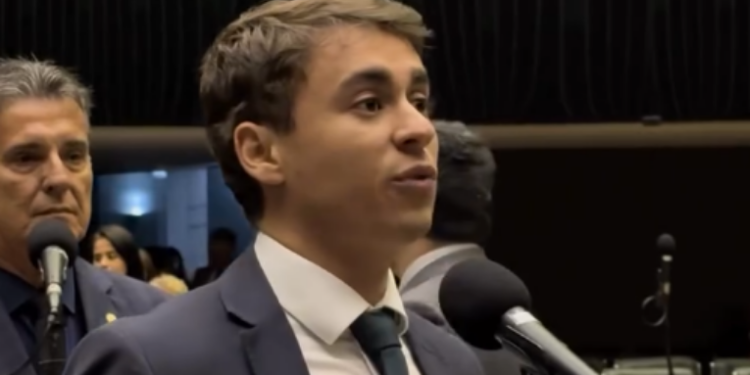 A escolha de Flávio Bolsonaro como pré-candidato à presidência provoca apoio de aliados como Nikolas Ferreira e tensão interna no PL, influenciando acordos e articulações políticas para 2026.