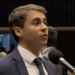 A escolha de Flávio Bolsonaro como pré-candidato à presidência provoca apoio de aliados como Nikolas Ferreira e tensão interna no PL, influenciando acordos e articulações políticas para 2026.