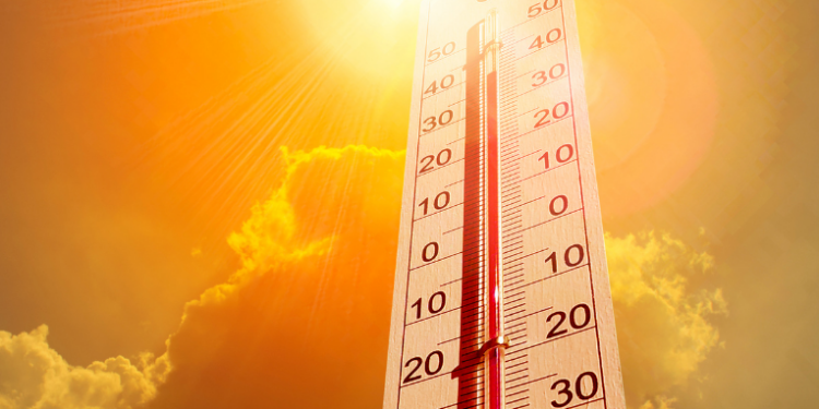 Rio de Janeiro registra Natal de calor intenso, entra em nível 3 de alerta térmico e pode alcançar 40°C. Estado inteiro está sob aviso de calor excessivo, segundo a Secretaria de Saúde.