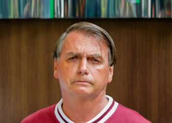 Após cirurgia para tratar hérnia inguinal bilateral, Jair Bolsonaro segue internado com evolução considerada positiva e pode permanecer no hospital por até sete dias.