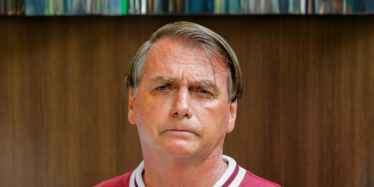 Após cirurgia para tratar hérnia inguinal bilateral, Jair Bolsonaro segue internado com evolução considerada positiva e pode permanecer no hospital por até sete dias.