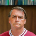 Após cirurgia para tratar hérnia inguinal bilateral, Jair Bolsonaro segue internado com evolução considerada positiva e pode permanecer no hospital por até sete dias.