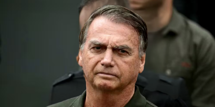 Jair Bolsonaro foi internado no hospital DF Star após autorização de Alexandre de Moraes. Ex-presidente passará por cirurgia de hérnia no Natal, com segurança reforçada da PF.