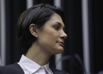 Michelle Bolsonaro divulga mensagem de Natal com apelo à fé e resistência