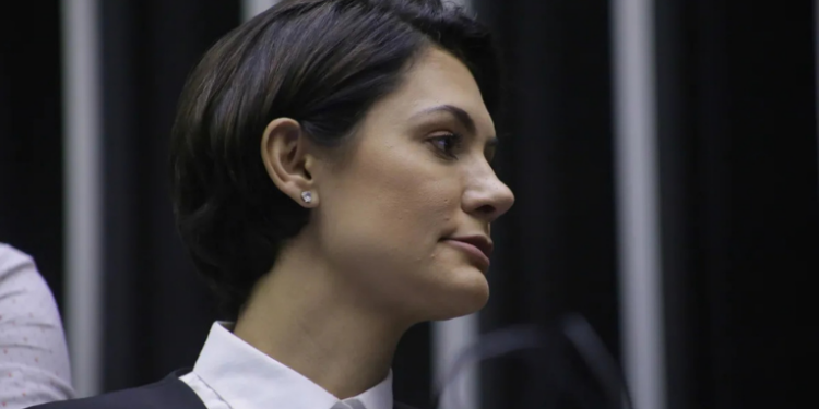 Michelle Bolsonaro divulga mensagem de Natal com apelo à fé e resistência