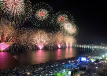 Bombeiros finalizam vistoria das balsas da queima de fogos do réveillon em Copacabana