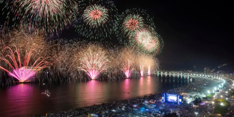 Bombeiros finalizam vistoria das balsas da queima de fogos do réveillon em Copacabana