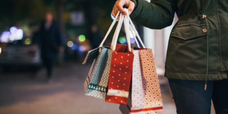 Procon do Rio de Janeiro esclarece quais são os direitos do consumidor na troca de presentes após o Natal e explica as diferenças entre compras em lojas físicas e online.