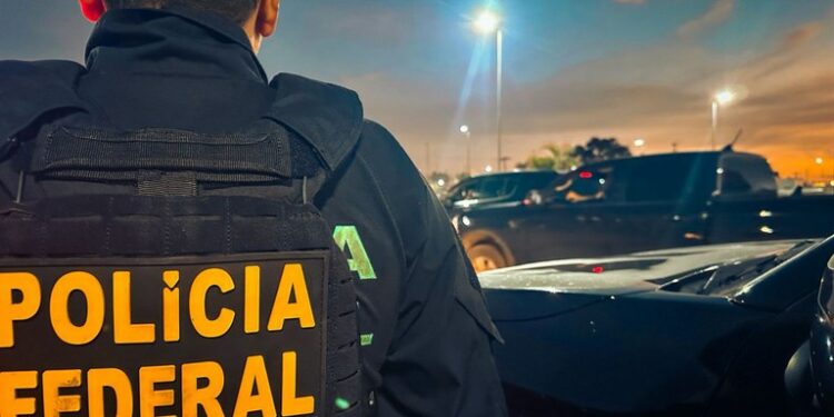A Polícia Federal investiga esquema de desvio de recursos da Caixa Econômica Federal com prejuízo estimado em quase R$ 1 milhão.