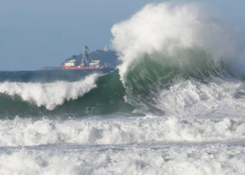 A Marinha do Brasil emitiu aviso de ressaca para a orla do Rio de Janeiro durante o Réveillon, com previsão de ondas de até 2,5 metros e recomendações de segurança para a população.