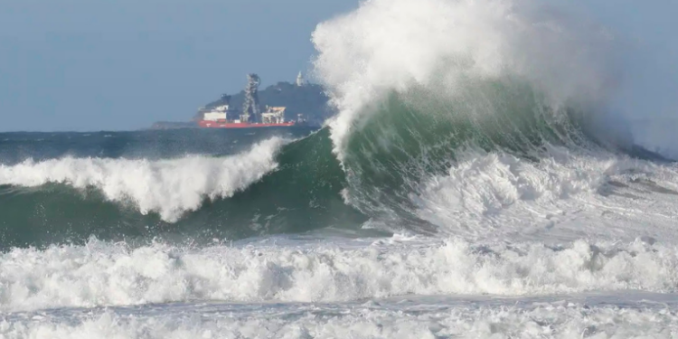 A Marinha do Brasil emitiu aviso de ressaca para a orla do Rio de Janeiro durante o Réveillon, com previsão de ondas de até 2,5 metros e recomendações de segurança para a população.