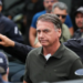 Jair Bolsonaro foi submetido a cirurgia para tratar hérnia inguinal bilateral em Brasília. Procedimento durou cerca de 3h30 e ocorreu sem intercorrências.