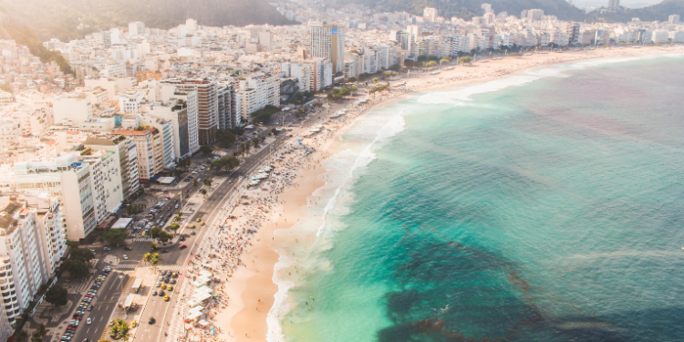 Inmet emite alerta laranja para onda de calor que atinge oito estados do Brasil. Temperaturas extremas quebram recordes e elevam riscos à saúde.