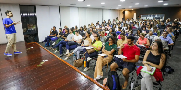 Concurso da Câmara dos Deputados abre 70 vagas imediatas e cadastro reserva para cargos de nível superior, com salários de até R$ 30 mil e provas marcadas para março de 2026.
