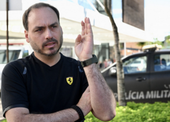 Carlos Bolsonaro publica imagem de Jair Bolsonaro hospitalizado e critica atuação policial