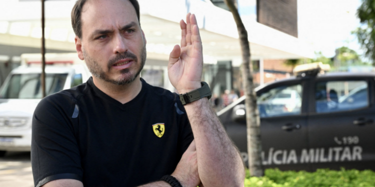 Carlos Bolsonaro publica imagem de Jair Bolsonaro hospitalizado e critica atuação policial