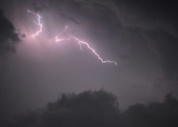 Previsão do Inmet indica chuva em grande parte das capitais brasileiras na virada de 2025 para 2026, com calor e instabilidade típicos do verão.
