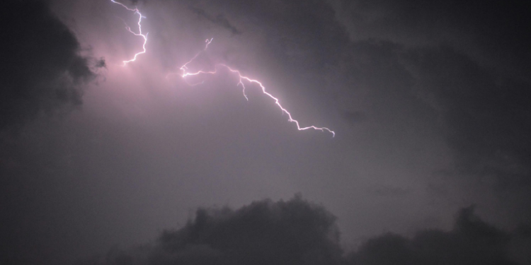 Previsão do Inmet indica chuva em grande parte das capitais brasileiras na virada de 2025 para 2026, com calor e instabilidade típicos do verão.