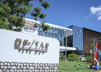 Jair Bolsonaro permanece em observação após nova cirurgia para tratar crises de soluços persistentes. Procedimento foi realizado no Hospital DF Star, em Brasília.