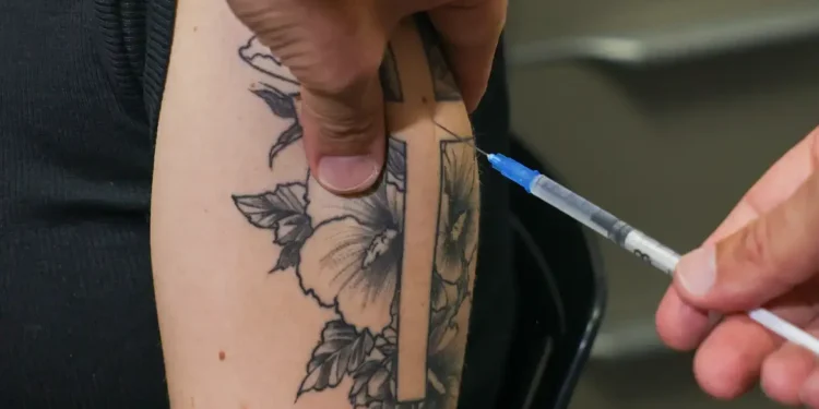 Campanha de vacinação contra o vírus sincicial respiratório (VSR) em São Paulo registra alta procura entre gestantes. Mais de 600 doses foram aplicadas no primeiro dia. Saiba como e onde se vacinar.