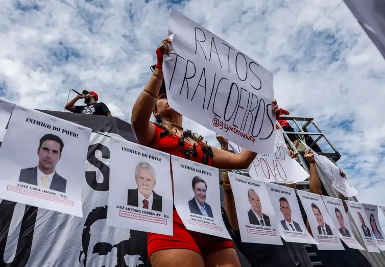 Manifestantes fazem ato na orla de Copacabana contra PL da Dosimetria e outros temas em votação no congresso nacional. Tânia Rego/Agência Brasil