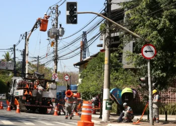 Após ventania que deixou mais de 493 mil clientes sem energia, Justiça de São Paulo ordena que Enel reestabeleça o fornecimento em 12 horas, com multa de R$ 200 mil por hora em caso de descumprimento.
