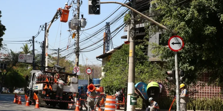 Após ventania que deixou mais de 493 mil clientes sem energia, Justiça de São Paulo ordena que Enel reestabeleça o fornecimento em 12 horas, com multa de R$ 200 mil por hora em caso de descumprimento.