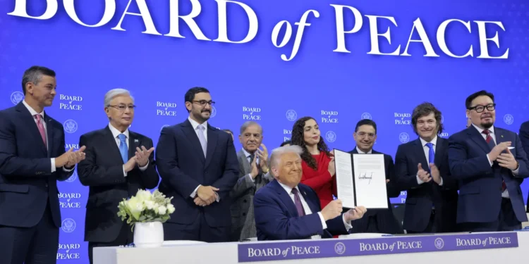 Rascunho vazado aponta que conselho proposto por Trump teria controle total sobre Gaza, gerando críticas de líderes humanitários e divisões entre aliados.