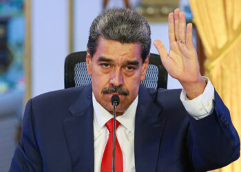 Autoridades dos EUA revelam que agentes estudaram rotina de Nicolás Maduro, incluindo alimentação e deslocamentos, antes da operação que resultou em sua captura. Caracas classifica ação como agressão.