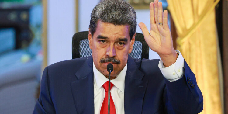 Autoridades dos EUA revelam que agentes estudaram rotina de Nicolás Maduro, incluindo alimentação e deslocamentos, antes da operação que resultou em sua captura. Caracas classifica ação como agressão.