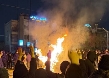 Governo do Irã afirma que 3.117 pessoas morreram durante protestos iniciados em dezembro de 2025 e relata destruição de prédios públicos, bancos e mesquitas.