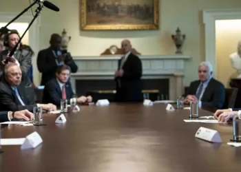 Petroleiras americanas resistem a investir na Venezuela e exigem reformas no setor energético e no sistema jurídico.