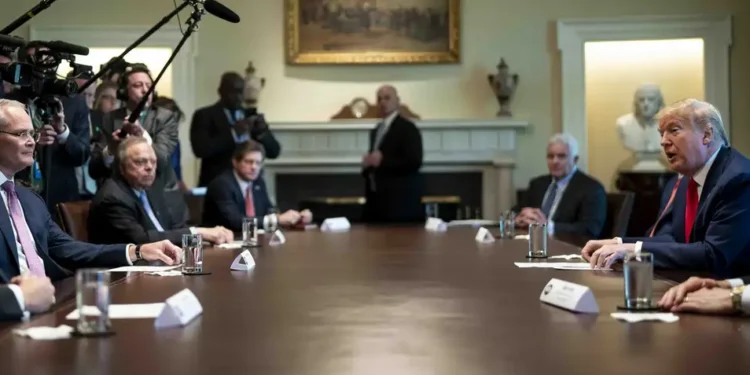 Petroleiras americanas resistem a investir na Venezuela e exigem reformas no setor energético e no sistema jurídico.
